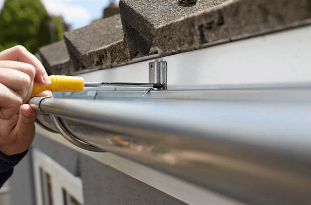Gutter Cleaning KC – Why You Should Hire a Professional Gutter Cleaning Company