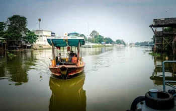 Ayutthaya-boat-trip-from-Bangkok